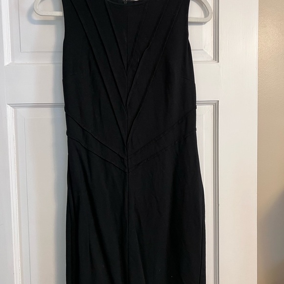 Elegant Black Sleeveless Dress - Picture 2 of 4